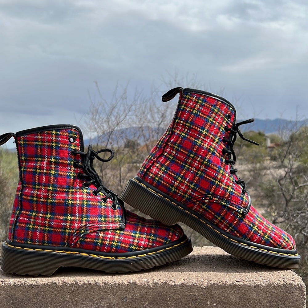 🏴󠁧󠁢󠁥󠁮󠁧󠁿 Dr. Martens Made in England Vintage Red Tartan Plaid Boots UK 4